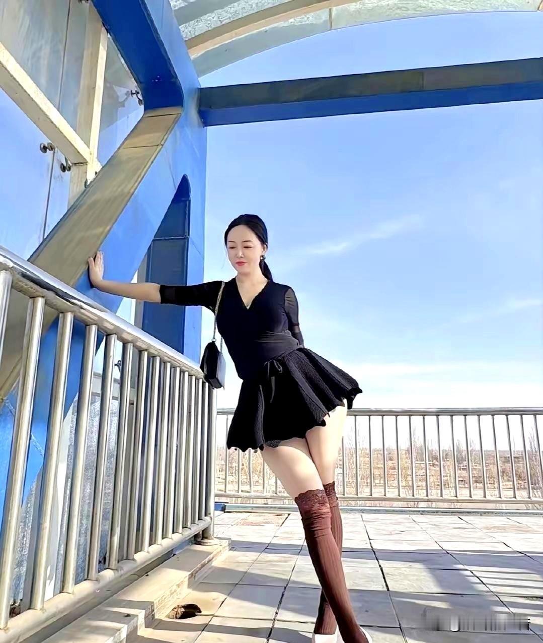 小编说，这照片中的女子，是他的丈母娘，今年44岁了，你信不？
这是我刚刷到一个帖
