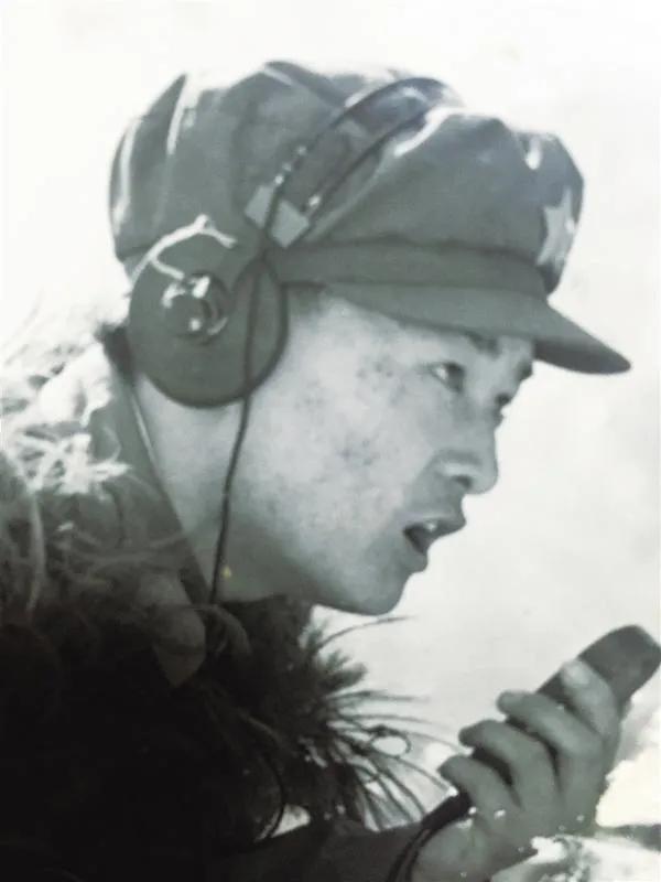 1979年，排长和副连长接连牺牲，步话机天线被折断，而敌人已经冲到眼前，他用身边