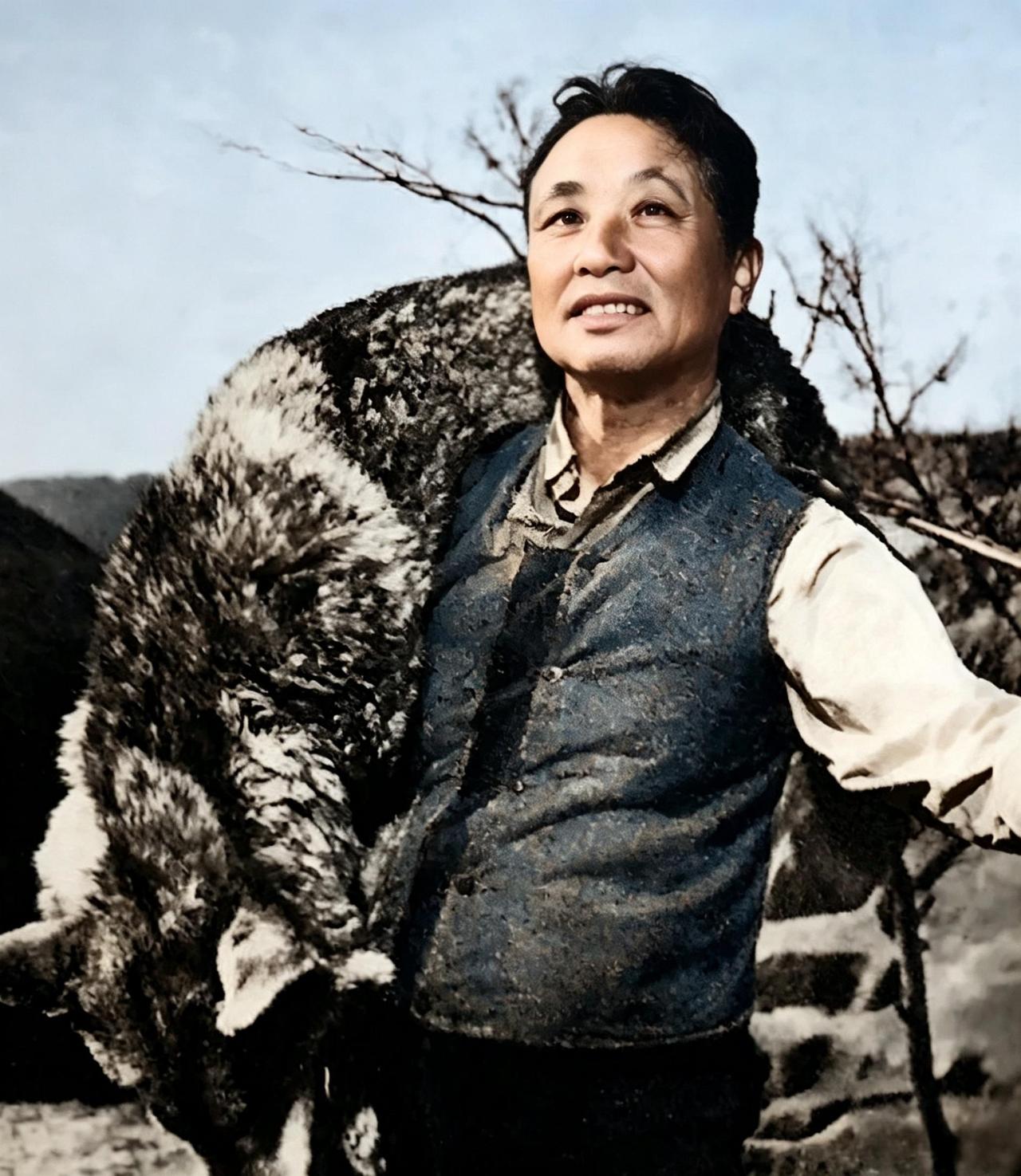 这是六十年代甘肃庆阳县莲池公社的副书记郭兴唐肩扛着一只野狼。这也是当年郭兴唐带队