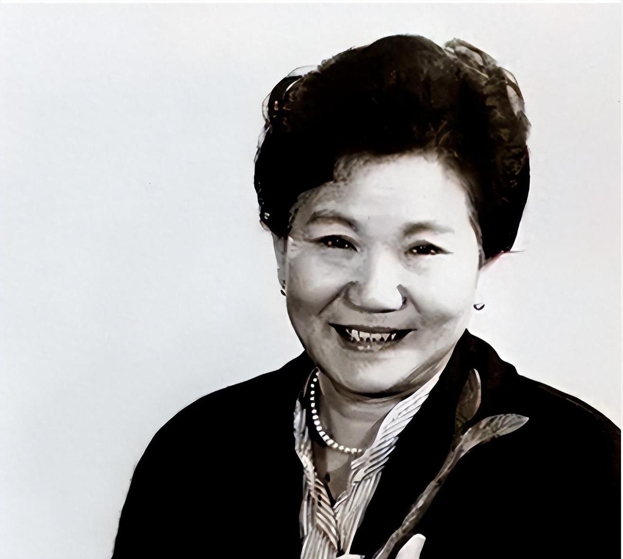 2000年，快咽气的赵丽蓉在家人的帮助下穿好寿衣，立好遗嘱，嘱咐儿孙们：“我就是
