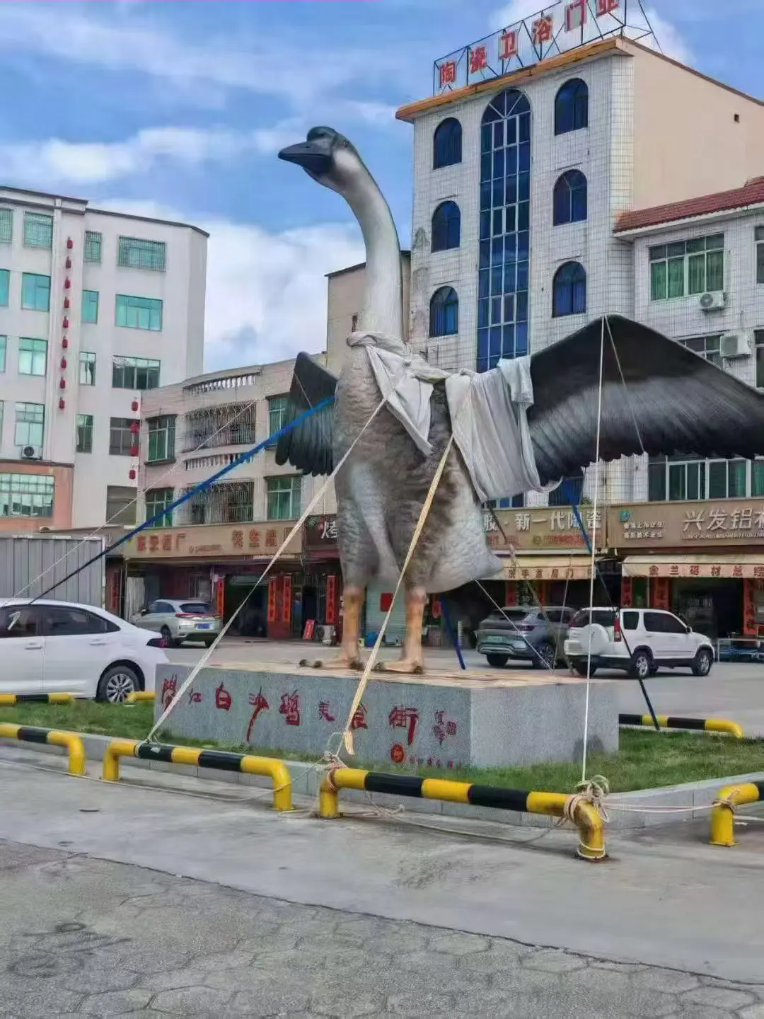 台风天，牛会躲窝里，马会跑棚里，而牛马会想尽办法去上班