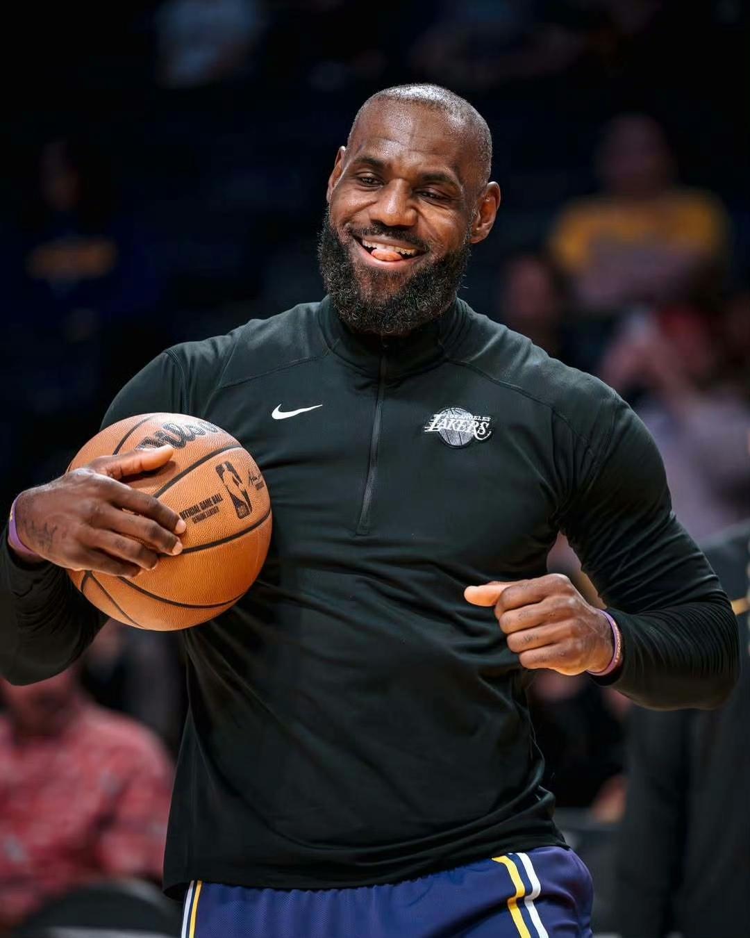 查理·芒格说“生活幸福的第一法则是降低预期。如果总是抱有不切实际的预期，你注定一