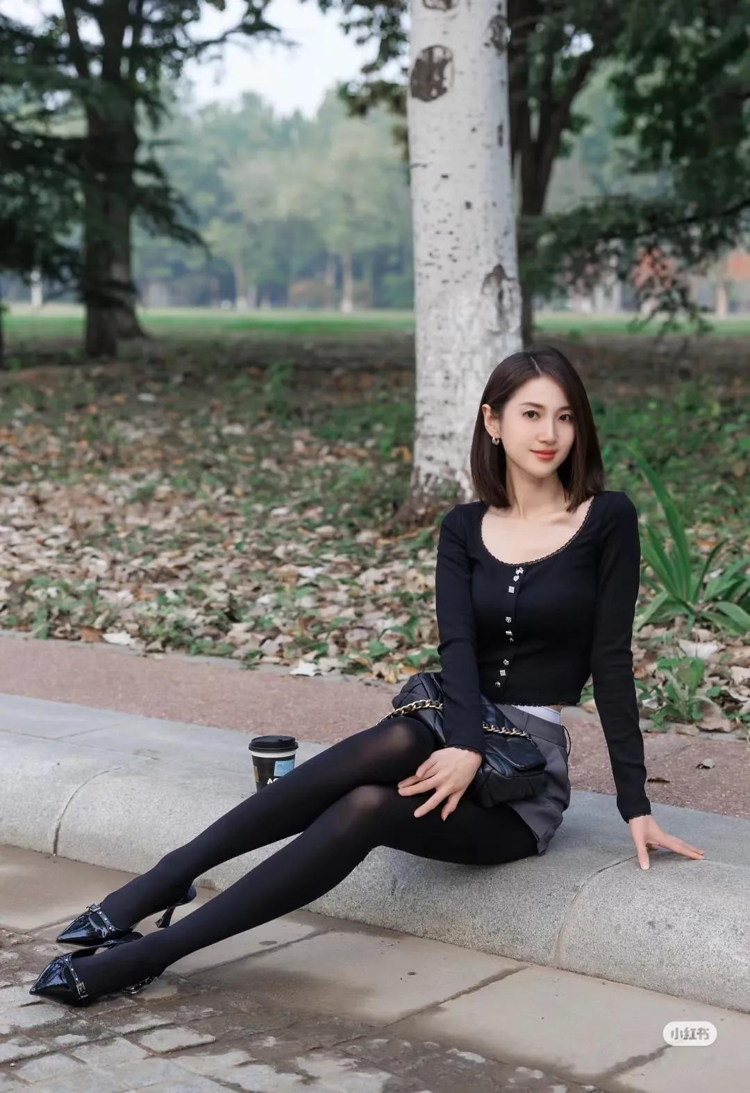 秋风吹起的温柔
如果你感受过北京的秋天
满地五彩缤纷的落叶
像是诉说着：“深意总