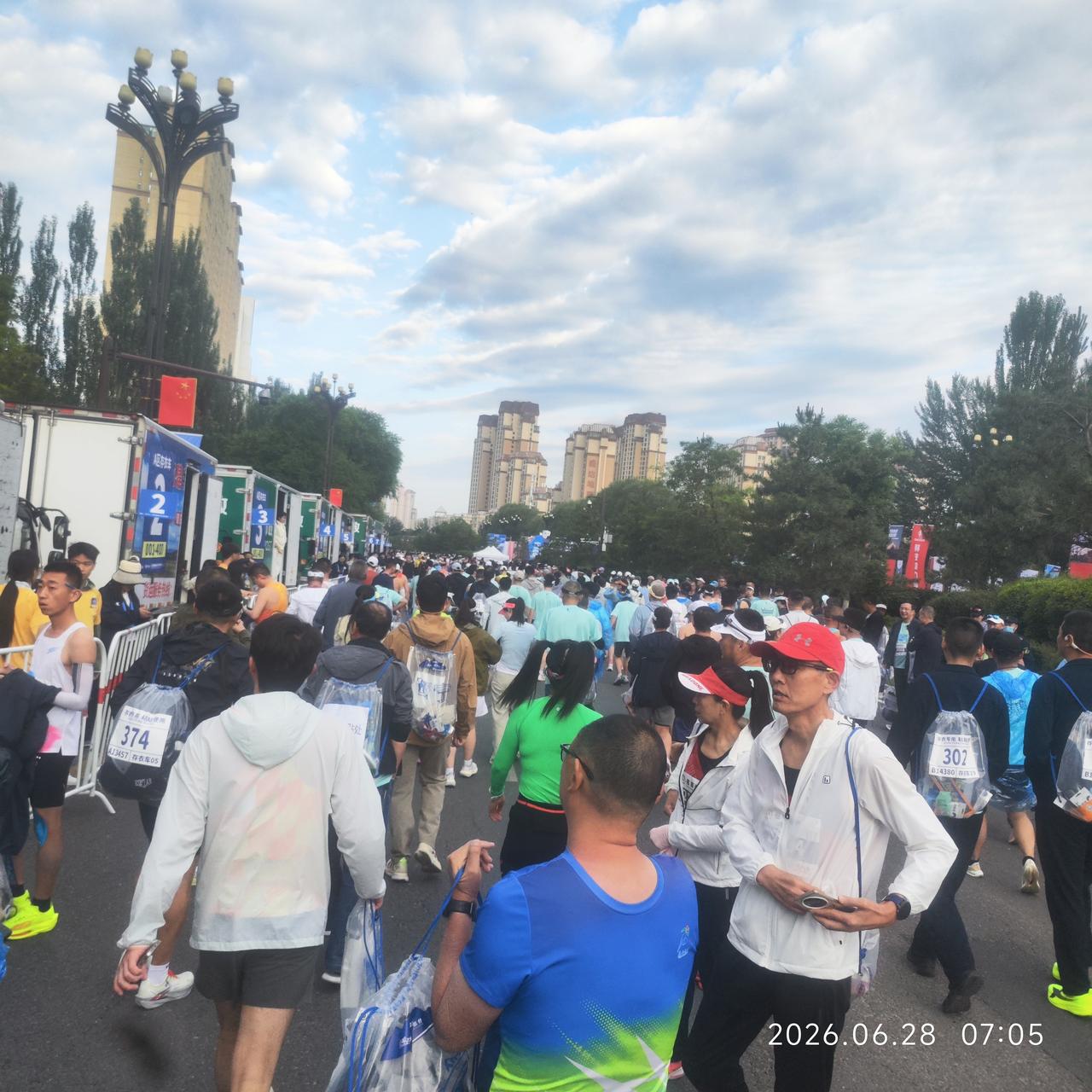 海拔2260米的西宁半程马拉松比赛安全完赛，计划2小时30分钟左右，实际2:27