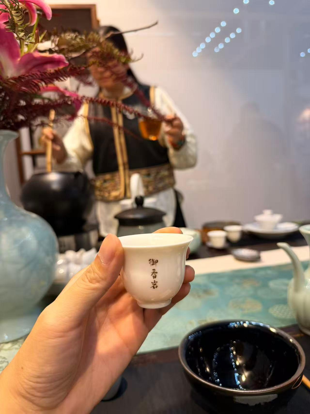 近距离曾志伟喝茶，港台老星的松弛感。 
