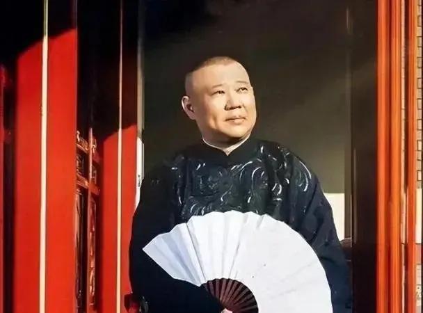 郭德纲在13年前的剧场风波中，面对观众的愤怒和退票潮，确实经历了一段艰难的时期。