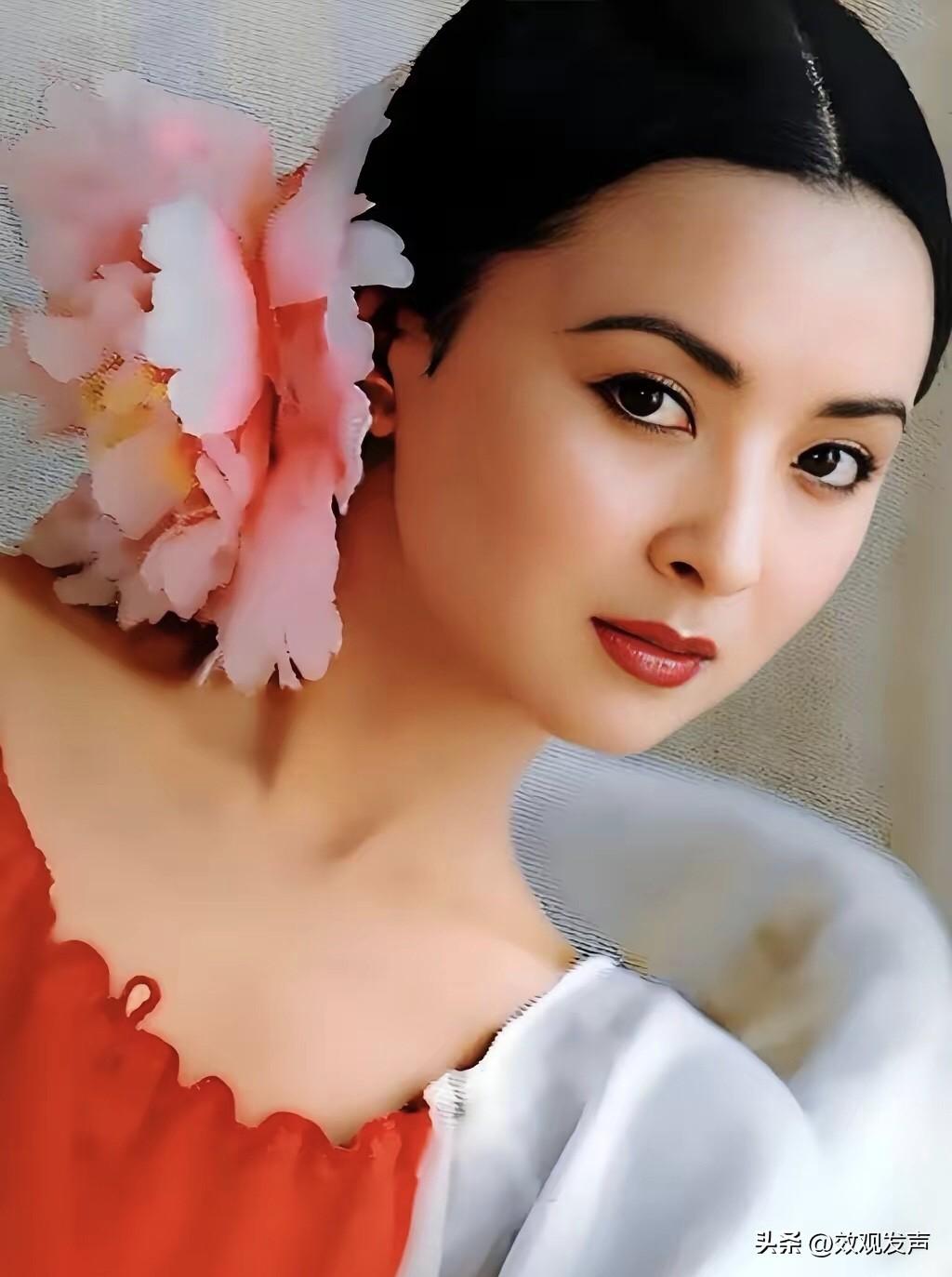 1961年出生在上海的她，从小就对舞蹈痴迷，13岁进入了上海歌舞剧院，这天赋和努