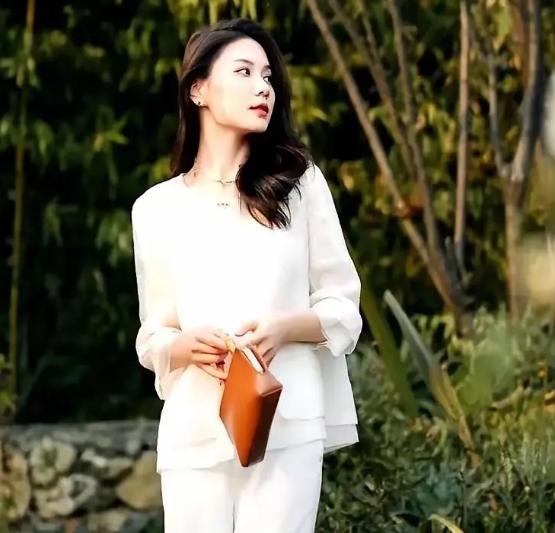 拿着父母每月一万生活费在西班牙读书的 23 岁上海姑娘，只因父亲委婉提醒她少花点