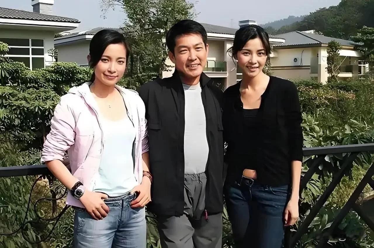 三位明星合影照，我只认识李冰冰
其他的叫什么名字，
我想知道
李冰冰 李冰冰 李