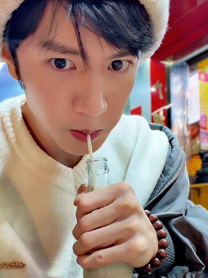 陈哲远直播宣传螺蛳粉来的 被陈哲远安利的螺蛳粉真的绝了！直播里他把每一口都吃得好