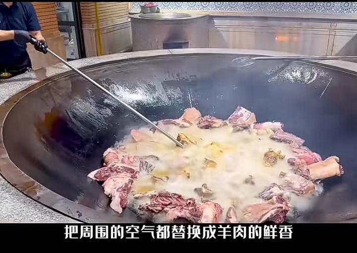 乌兹别克斯坦和新疆都有一个共同的美食—手抓饭，做法大同小异配料基本一致，可以说用