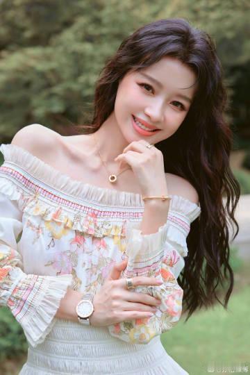 想要孙怡同款锁骨孙怡一字肩碎花连衣裙碎花遇上一字肩，孙怡肩颈线条优越，清晰锁骨美