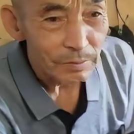 1992年，武汉街头的煎饼摊主捡到2个女婴,他终生未娶，二十年后，女儿们成了博士