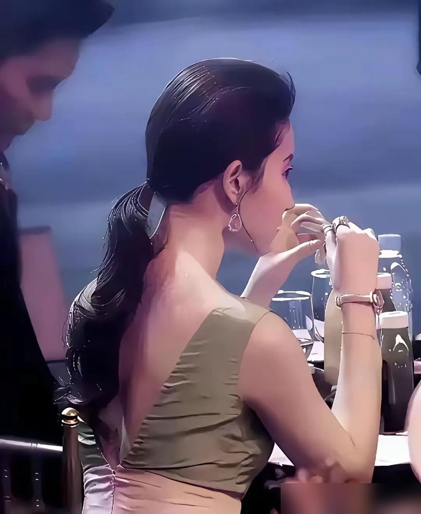 一年百万养发？别闹了。我那内行朋友扒出来的真相，简单到让你拍大腿。
你去看看巴