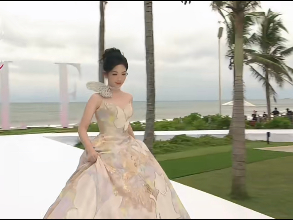 代露娃在红毯上摔倒了，好想抱一抱啊[抱一抱] ​​​