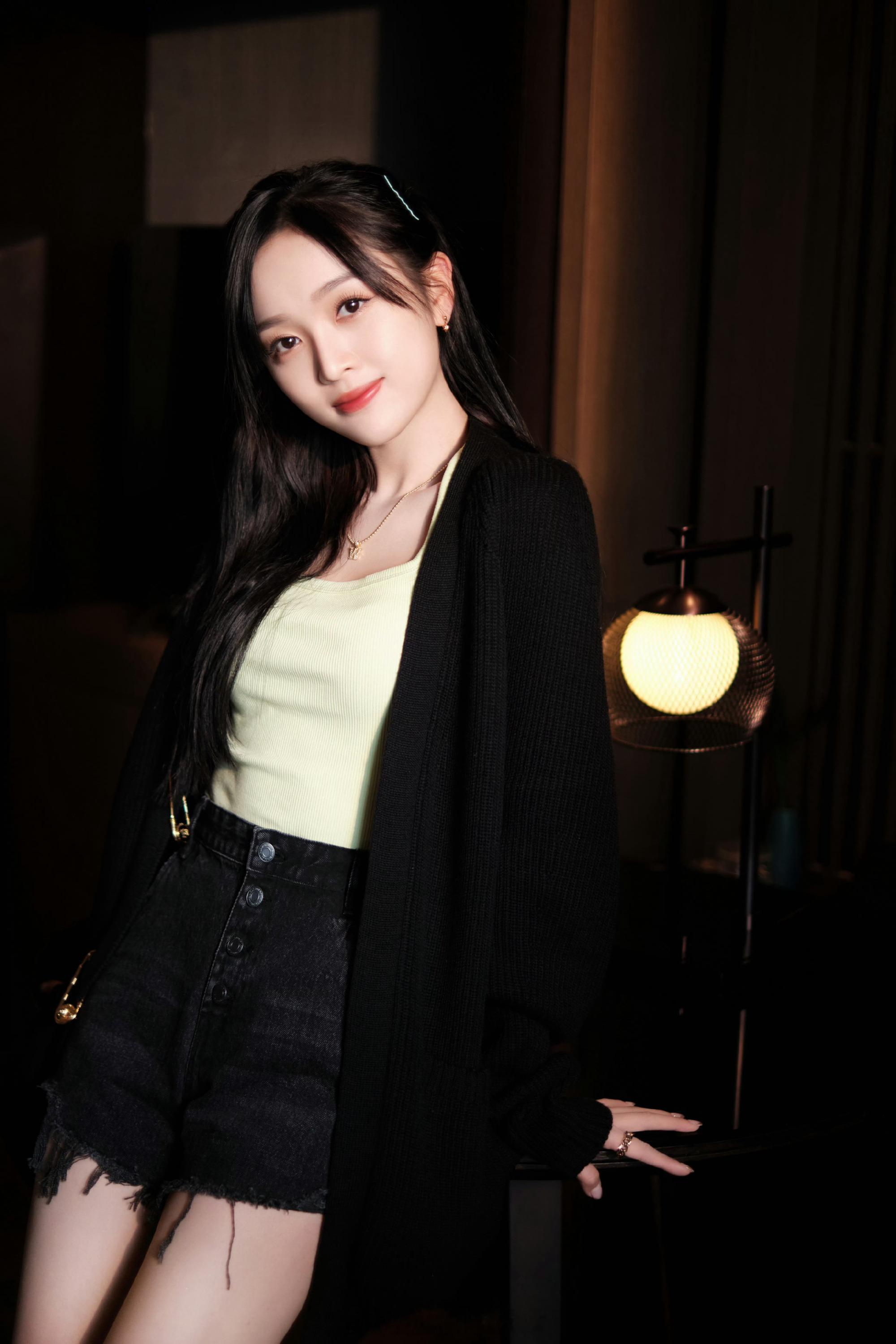 吴宣仪黑白色彩甜美穿搭 