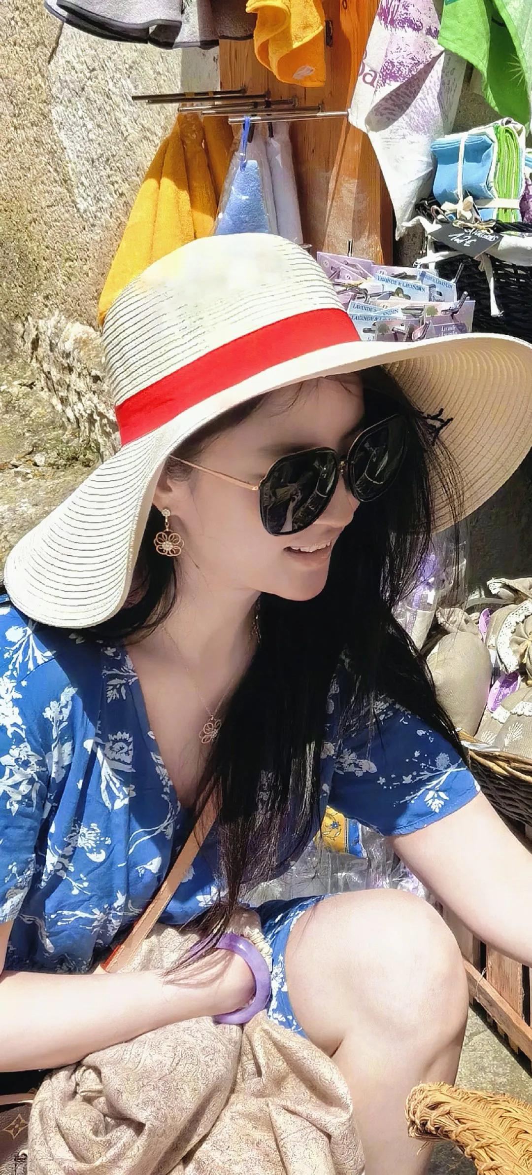  漫步于微风轻拂、阳光洒落的美好光景，刘亦菲的旅行碎片壁纸、头像超治愈！近日，不