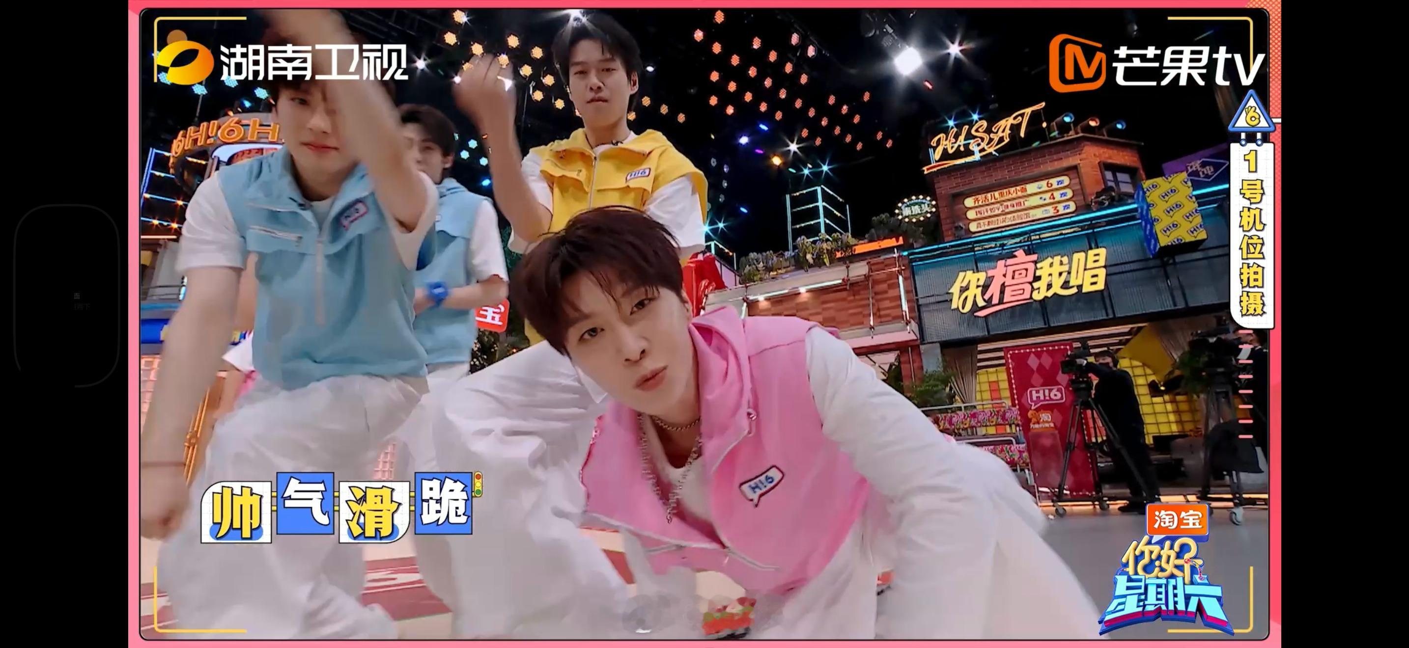 范丞丞一个漂亮的滑跪杀出重围 好六屯斗舞大赛也太拼了！范丞丞为了抢镜头直接一个滑