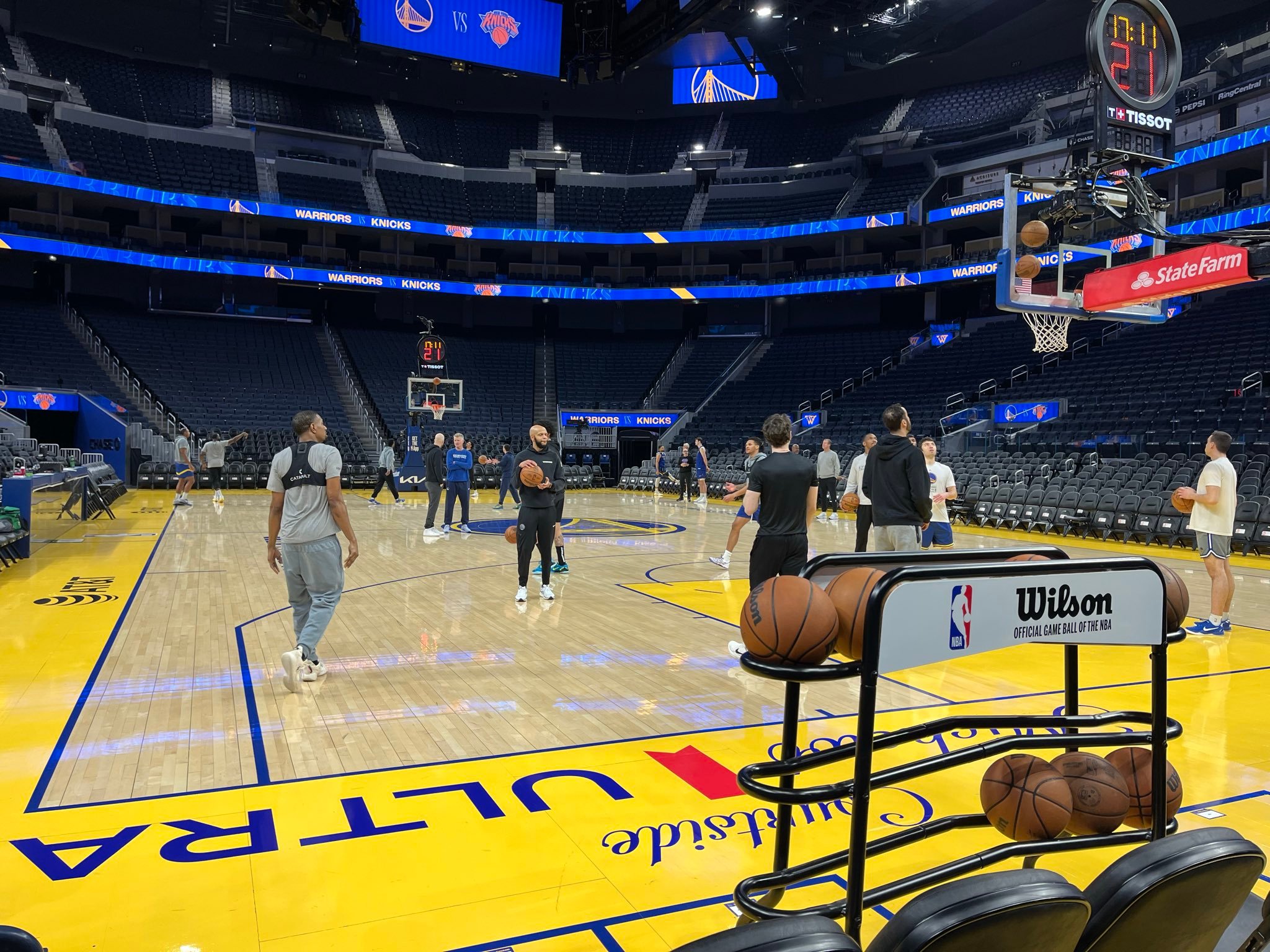 库明加在媒体获准进入训练场时，立即全速跑离球场，径直返回了更衣室。金州勇士