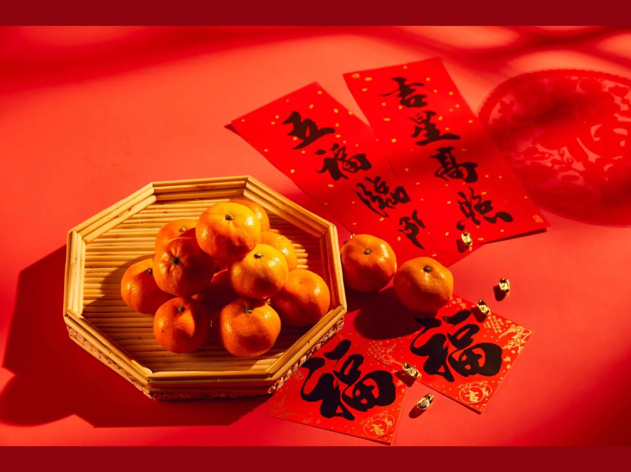 尊老爱幼家常乐，睦邻惜才运自兴。这话说得太对啦！
就说我们家，爷爷奶奶过生日，全