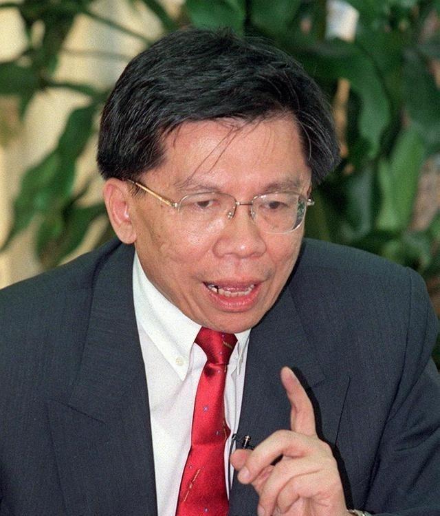38%的人相信台湾能撑过100天。100天。
民进党前“立委”沈富雄回了句大实话