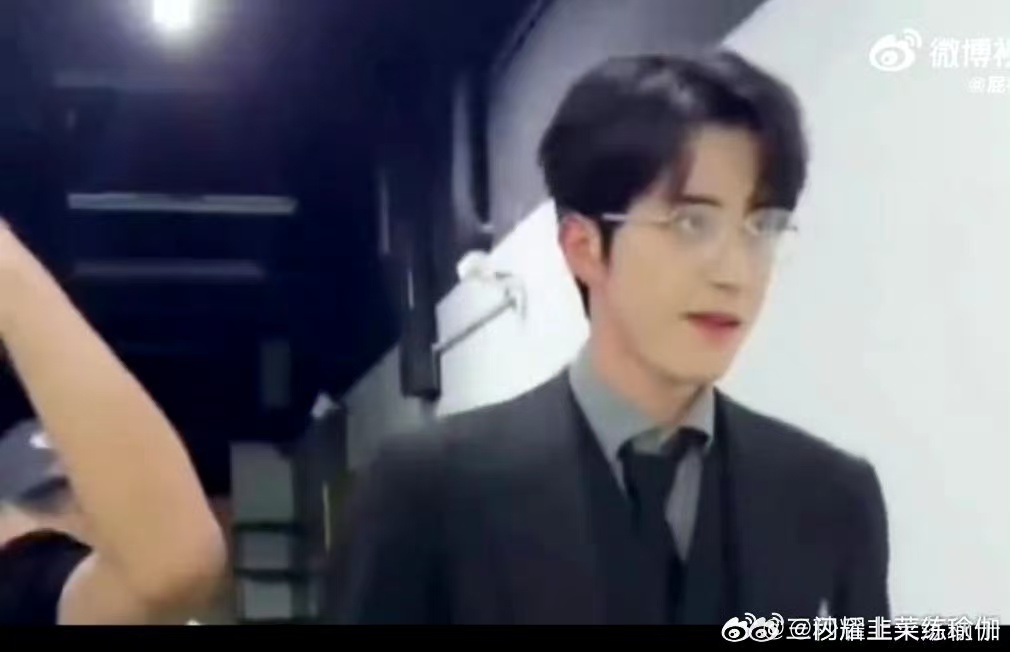 敖瑞鹏不搞抽象的时候好帅 禁欲系西装杀谁懂啊！导演快看这里，给他塞个冰山总裁剧本