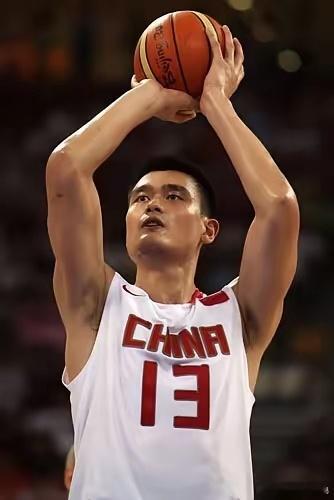 中国男篮历史最强阵容，有争议吗？控卫：美式打法的朱正分卫：中国乔丹胡卫东小前锋：