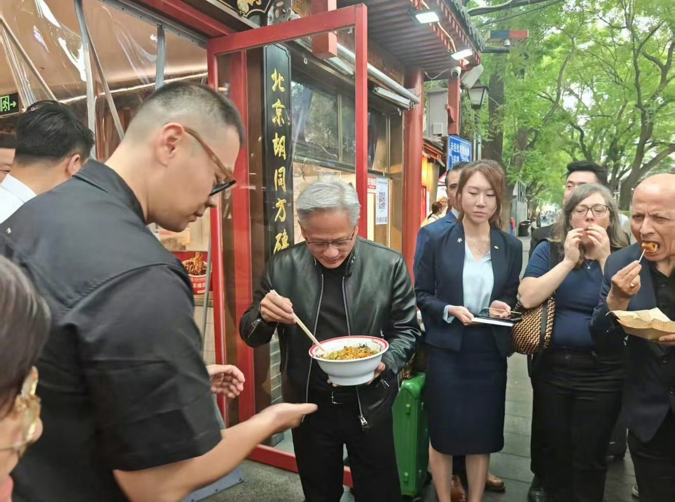 黄仁勋去吃了炸酱面还搁这吃呢，能赶上回去的飞机不？来的时候也是你最后一个 