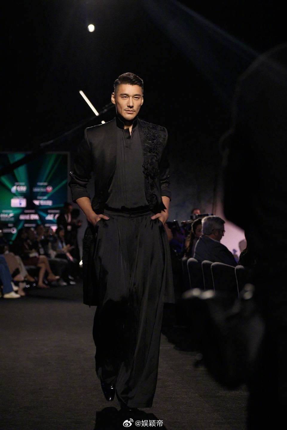 胡兵给阿布扎比上点东方震撼 谁懂啊！胡兵这波直接把东方美学的排面拉到最满！身穿非