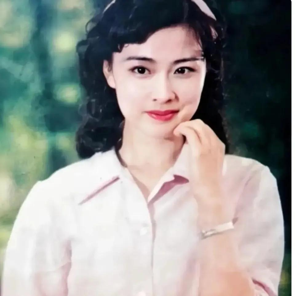 她，天生丽质，资色芳华，是80年代唯一一个最有气质的女演员，你知道她是谁吗？#娱