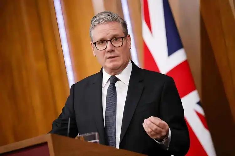 英国首相斯塔默再也坐不住了，当着媒体的面公开发声，正面回应当前党内对他领导权的质
