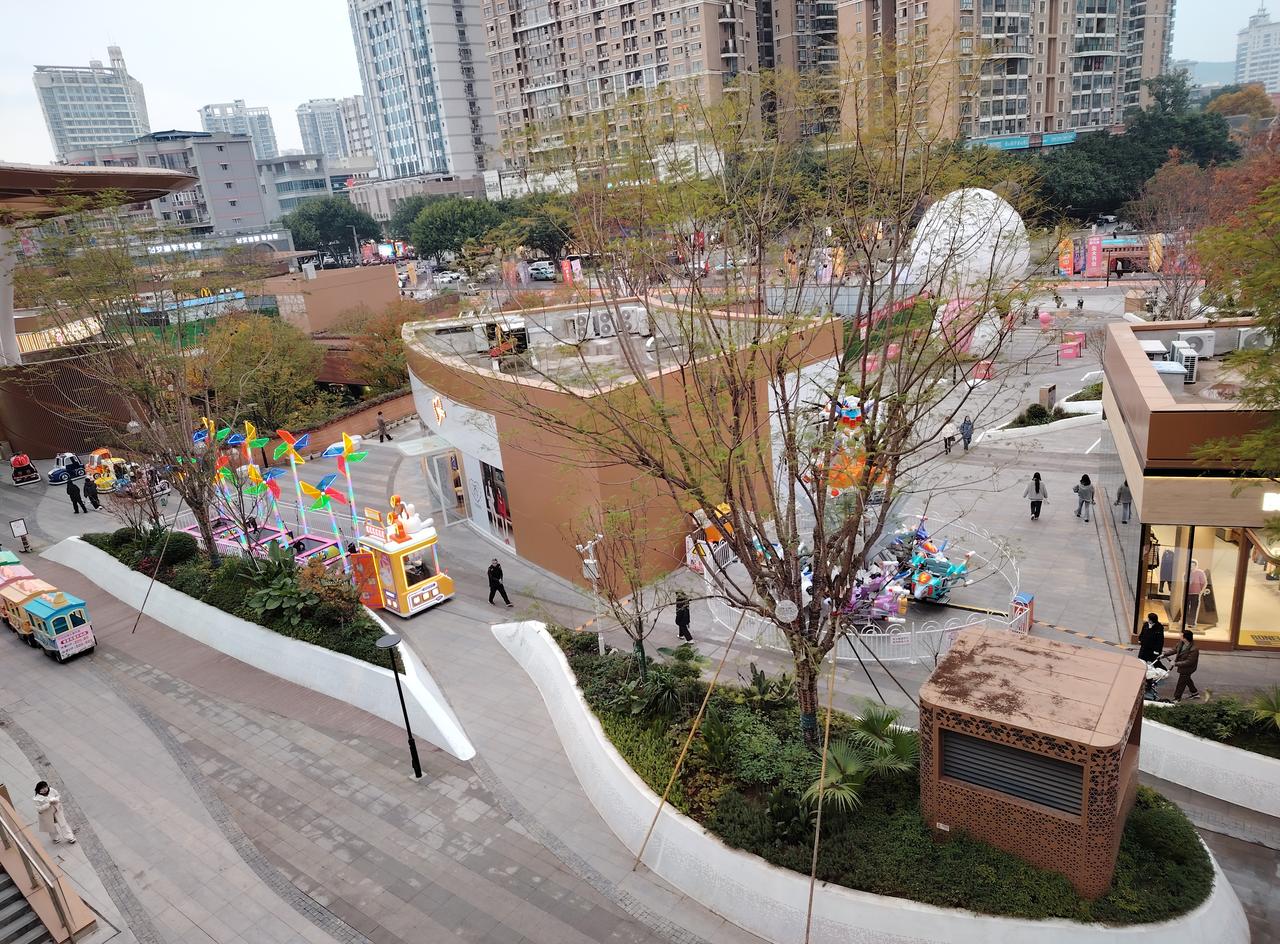 环形中心最早是环形体育场，外圈是各种店铺，内圈是足球场，后来体育场迁移到了马市铺