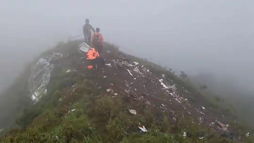 “10个人，挤在一架能坐48人的飞机里，消失在大山深处——这不像空难，更像一次沉