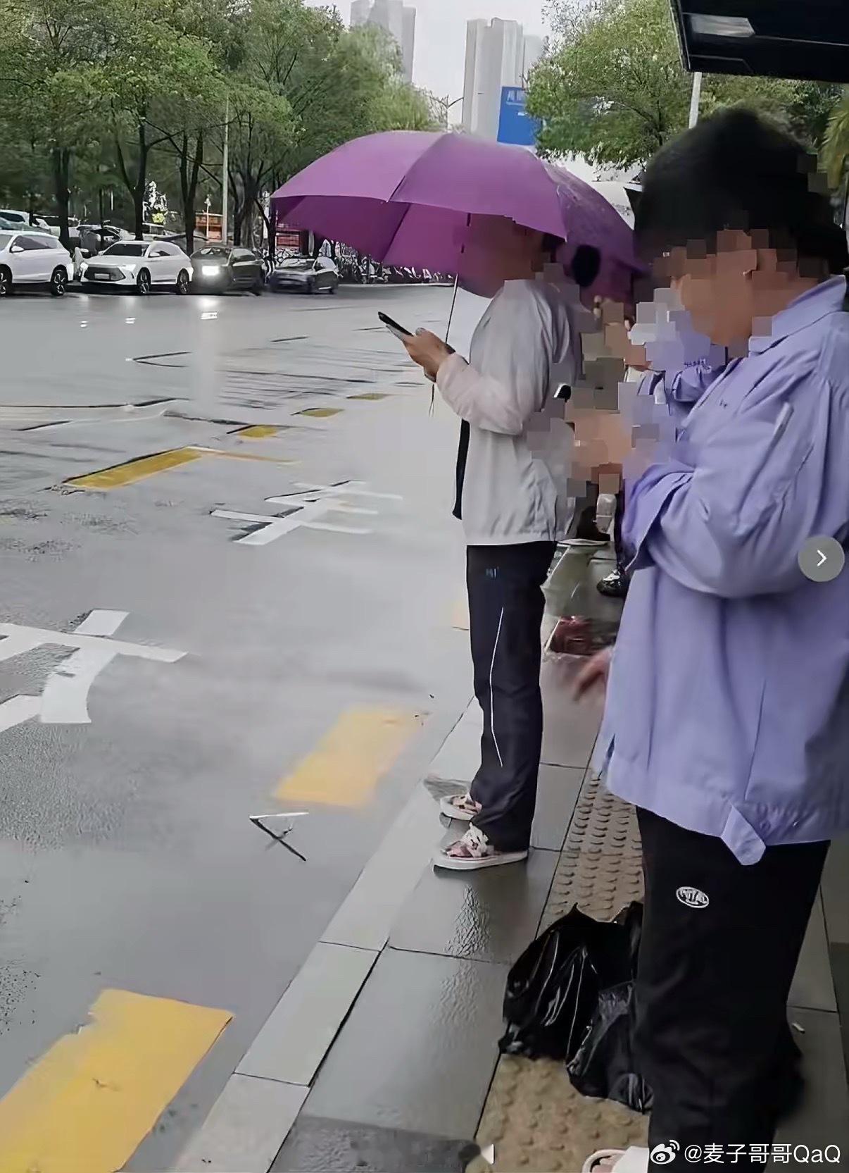 来杯姬尾酒禁烟事件官方通报来了！1.王某用果汁泼陈某持烟的右手，将瓶子丢在路边。