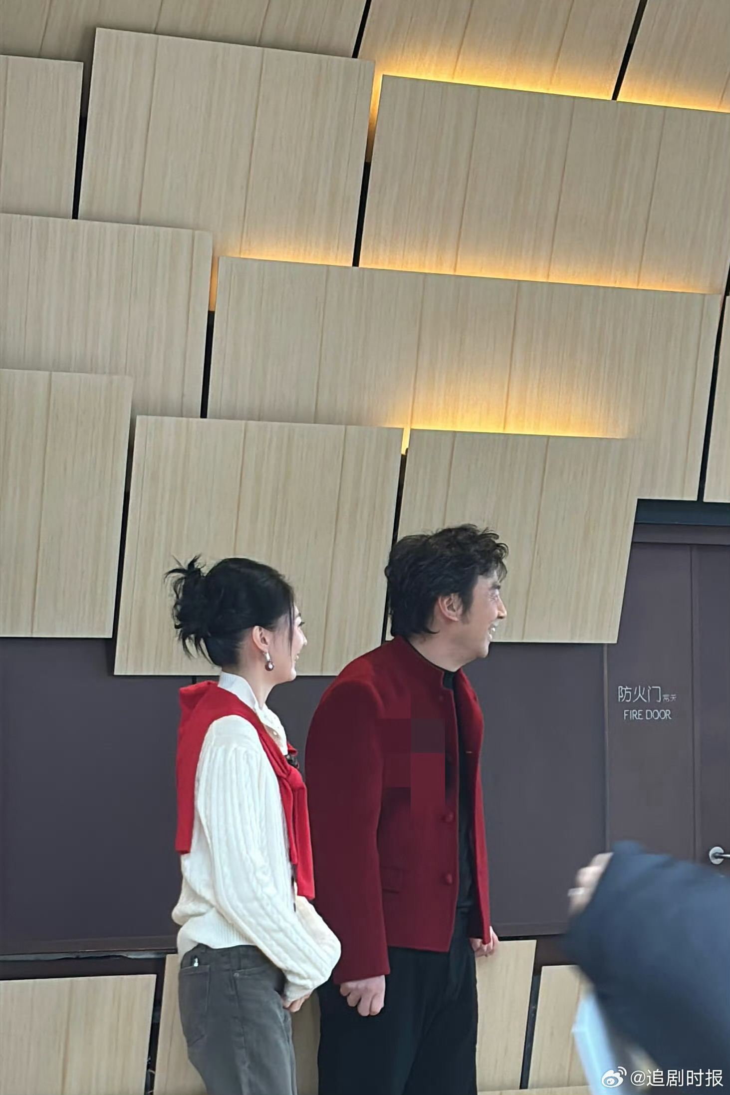 偶遇雷佳音在街头跟路人唠嗑 雷佳音的上海citywalk也太接地气了！揣着饼干上