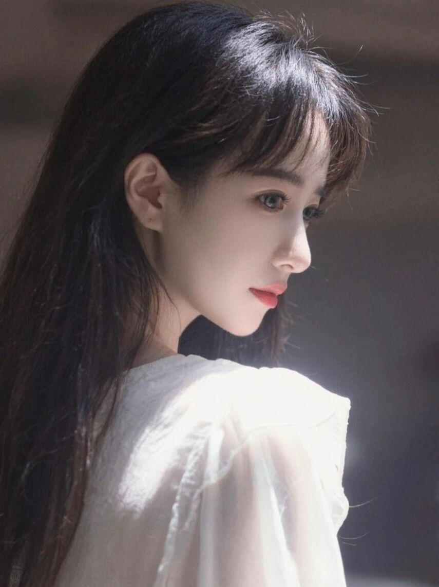 你眼眸里的光
比夜幕下的霓虹更清澈
你嘴角边的笑
比清晨的海风更和煦
你不追逐繁