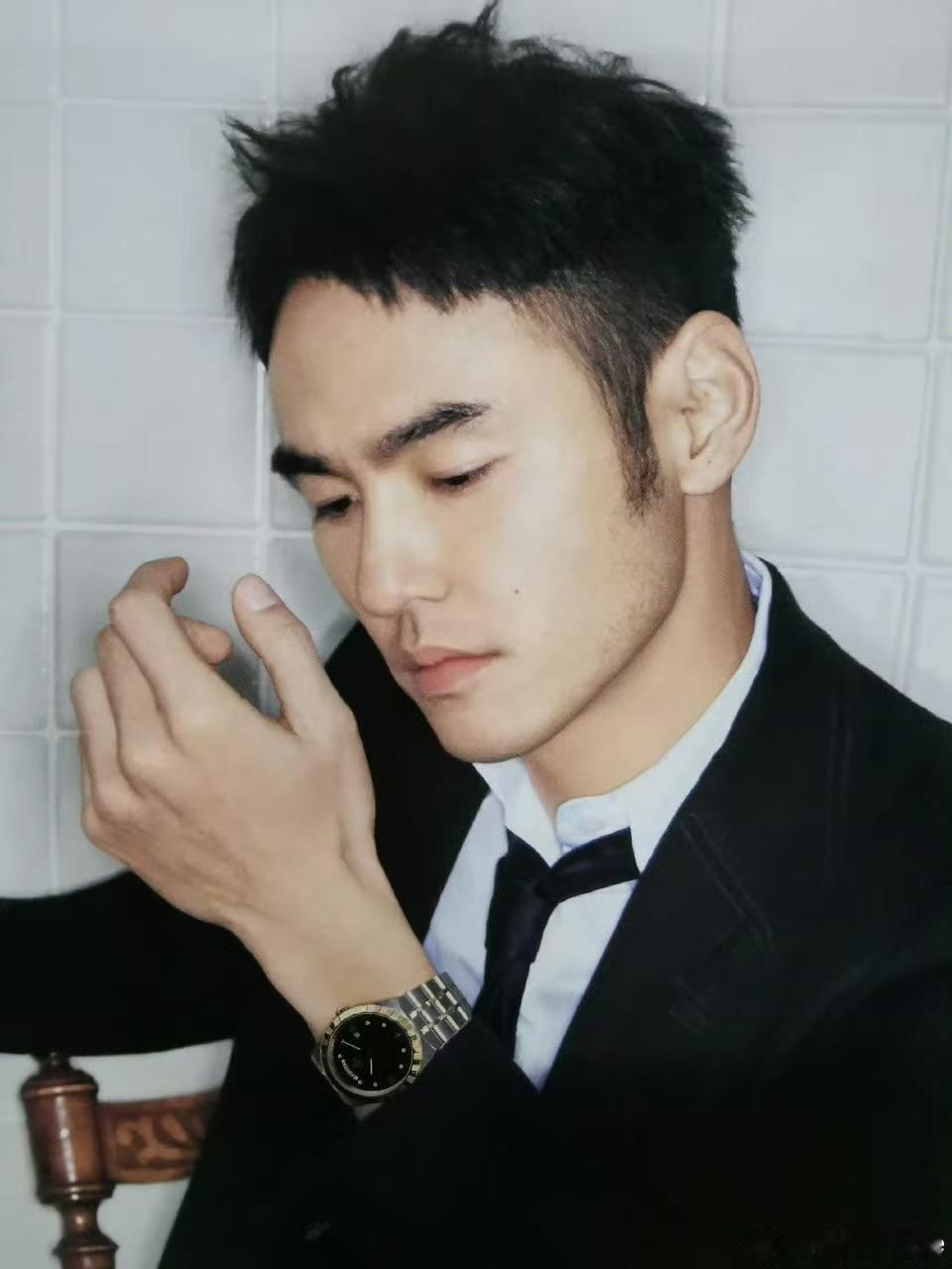 阮经天 热死了你也不能当风扇啊 当代迷惑行为大赏：别人中暑喝藿香正气水，我中暑就