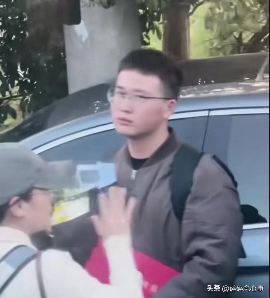 葬礼上最不该出现的颜色，今天却让所有人红了眼眶

送别的队伍里，一个孩子抱着红色