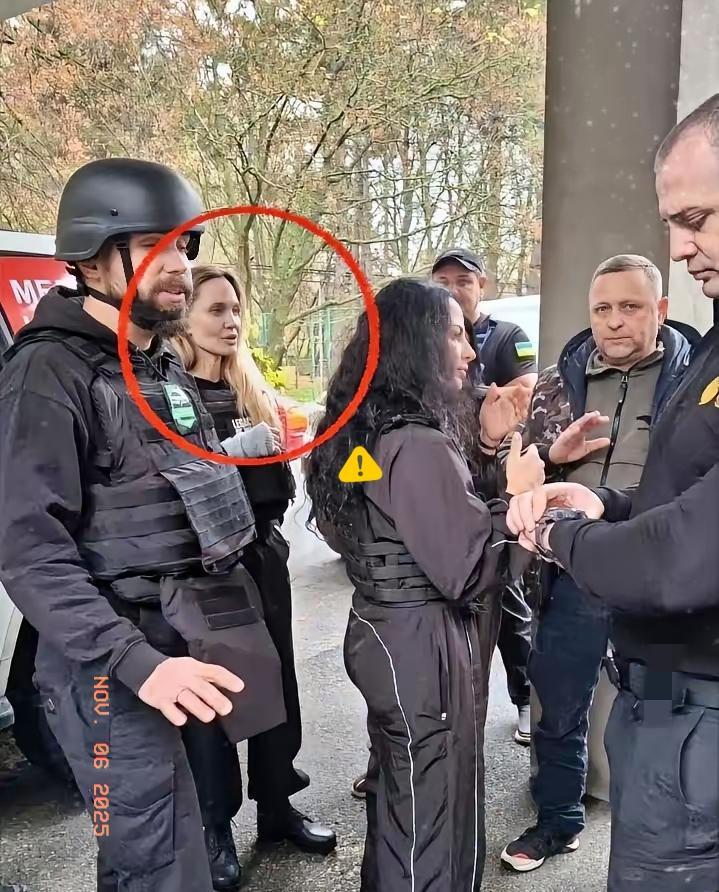 朱莉亲赴征兵办，保镖当场被拉走。
她求情，没用。
送她一枚纪念币，当谢礼。
乌克