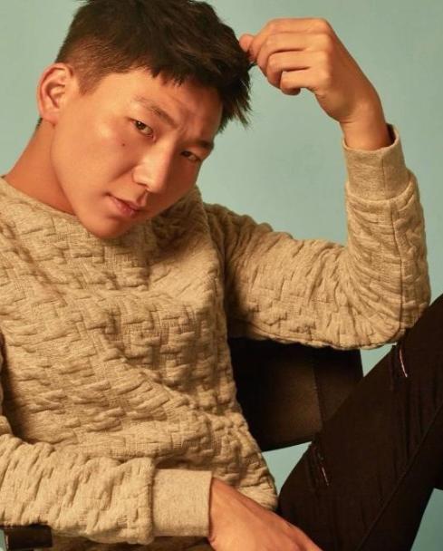 主持人问阿如那:“很多观众说你只能演反派，你生气吗？”阿如那说:“那也没毛病，人