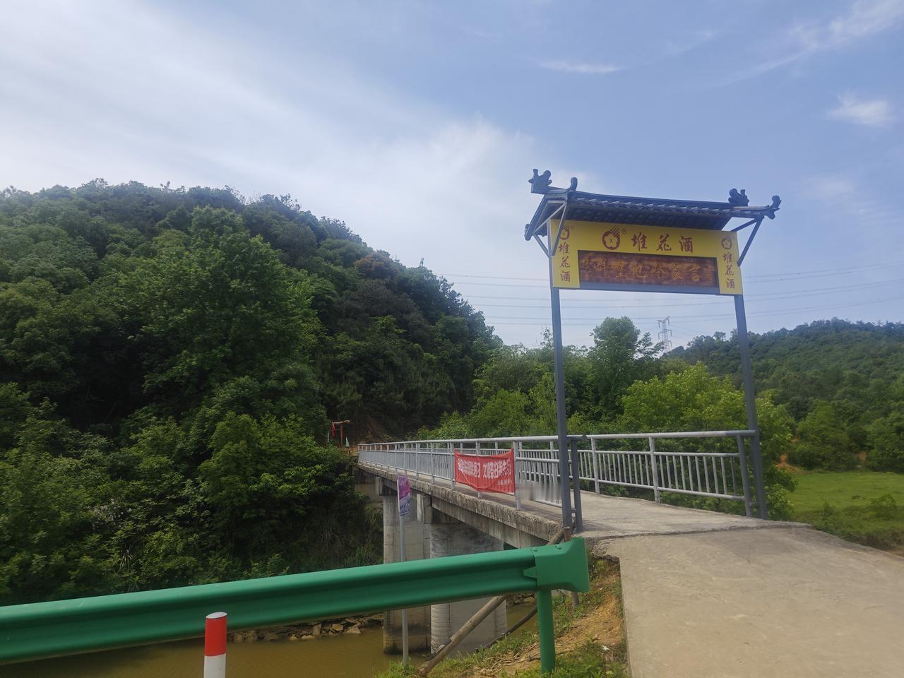 新建区西山镇言家岭地堡群，是抗日战争时期日军修建的工事。山岭之中，遗留着四五座残