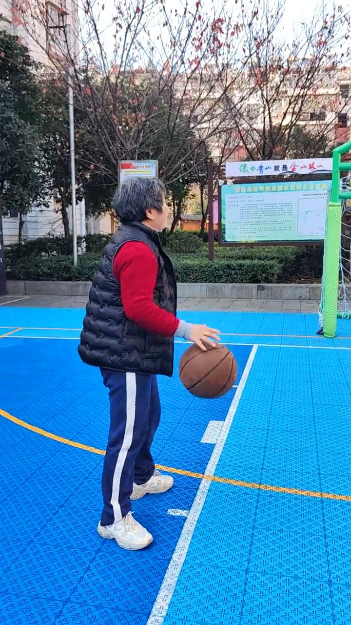 帅气的婆婆正在打球。