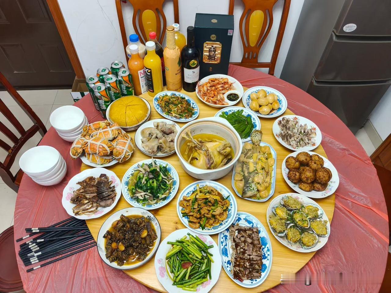 看！朋友圈都在晒年夜饭了，把她们的图片保存了一下，发给大家看看，你看，浙江的伙食