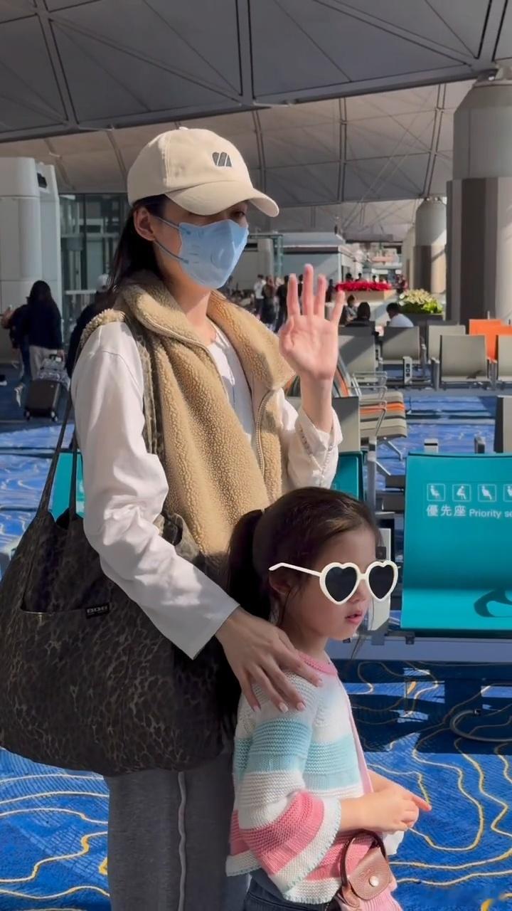 郭碧婷带女儿送机向佐郭碧婷女儿送机向佐时哭了 郭碧婷带女儿送机向佐 