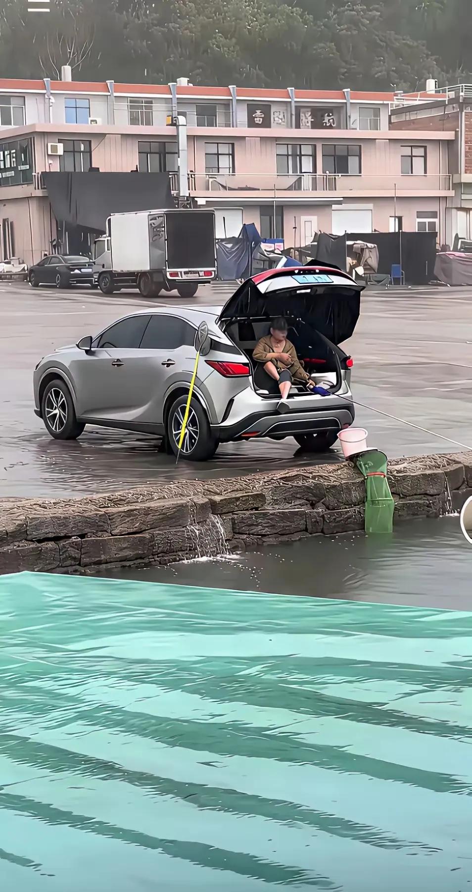 直接把小车开到河边，打开车尾盖，立马就可以遮阳挡雨了，直接省掉了一把伞的钱。
