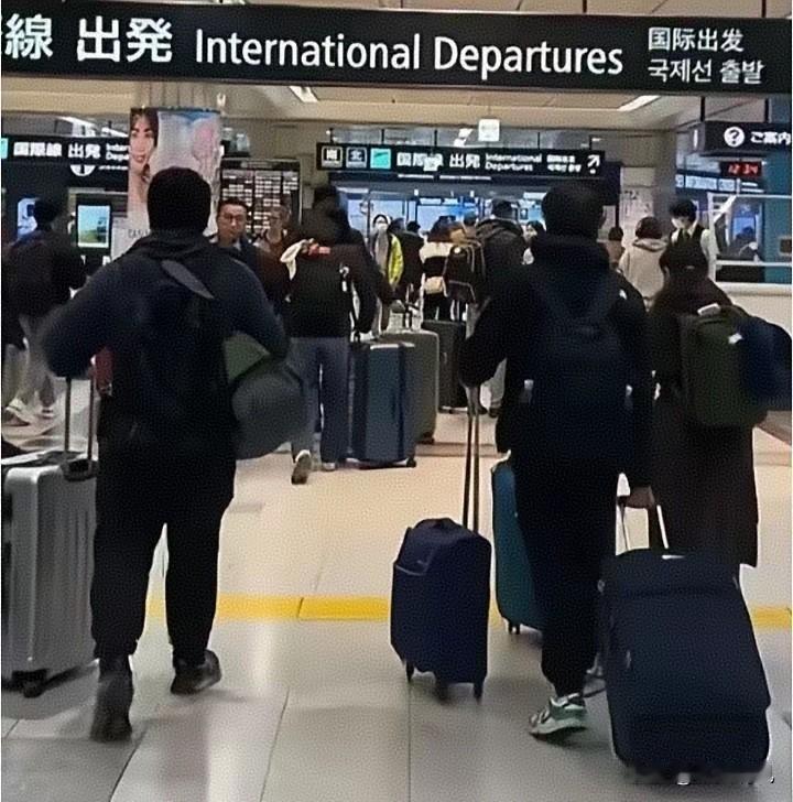 非要赴日旅游的那些中国人，在机场里恨不得找个地缝钻进去，去时容易，要想回来是真的