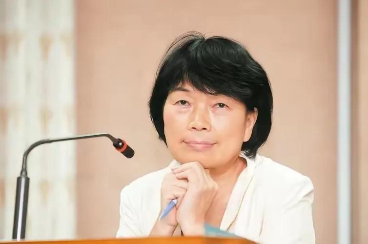 这个女人没有一点正确的历史观，没有中国人的家国情怀，她说出话来一点也不接地气，就