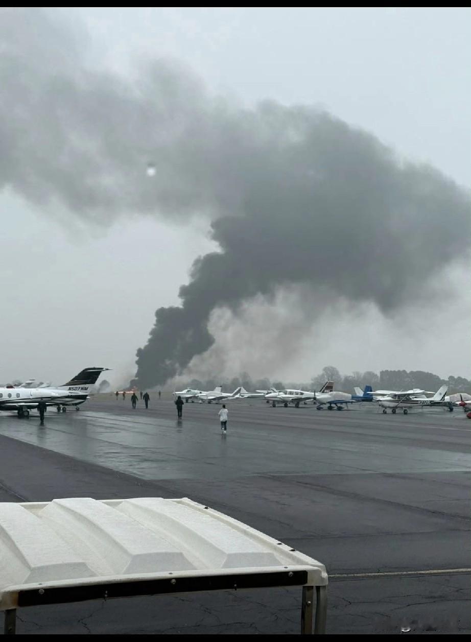 据国外社交媒体的消息，美国北卡罗来纳州州发生一起私人飞机坠毁事故。1架塞斯纳55