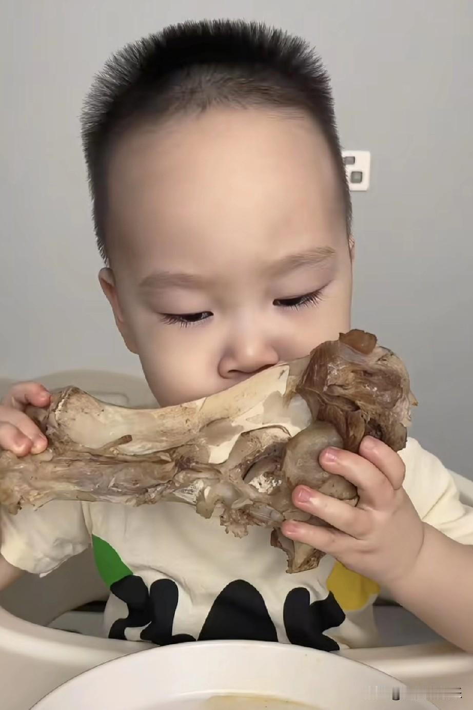 米乐妈妈就不要嘴硬了，
这大骨头还敢说不是暴饮暴食？
还说不是在博流量靠孩子赚钱