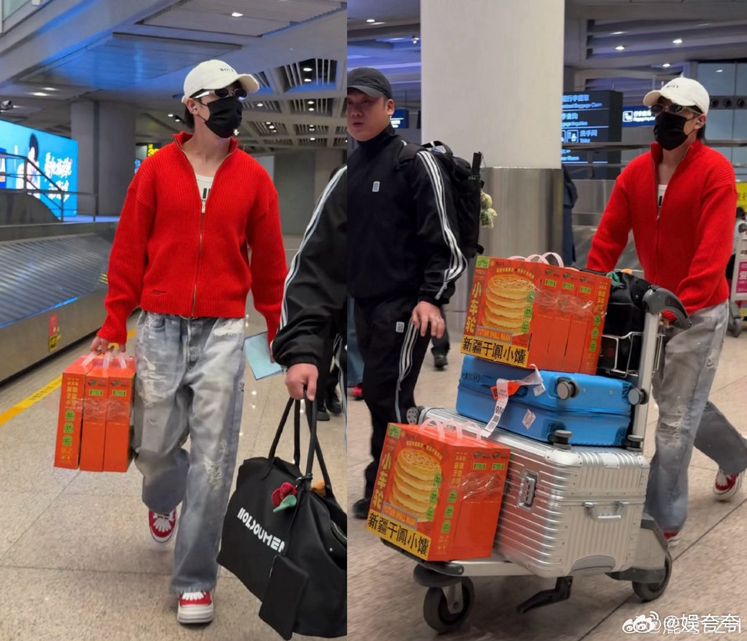 超燃现场吃到鹭卓从新疆带的馕了鹭卓好宠粉啊，这么多馕能吃好久吧，做他的粉丝真的好